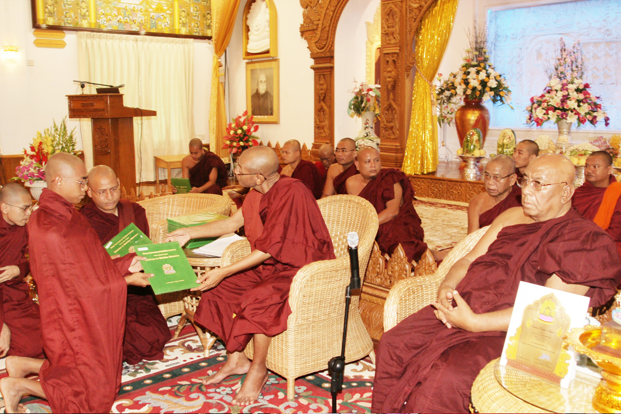 ပါချုပ်ဆရာတော်ကြီးမှ Diploma အောင်လက်မှတ်အပ်နှံနေစဉ်