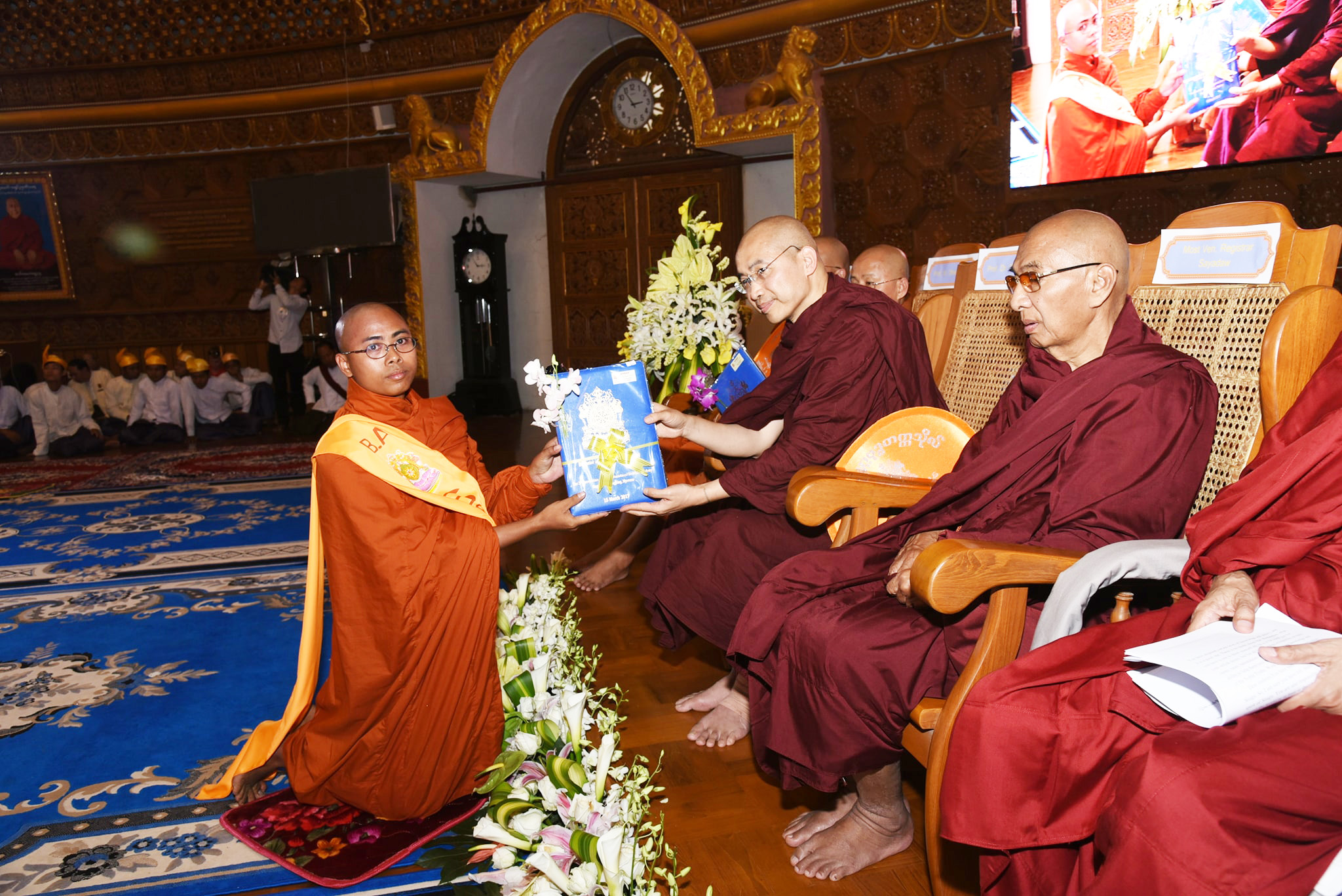 ဒေါက်တာဓမ္မသာမိ(Oxford)မှ B.Aဘွဲ့လက်မှတ်အပ်နှံနေစဉ်