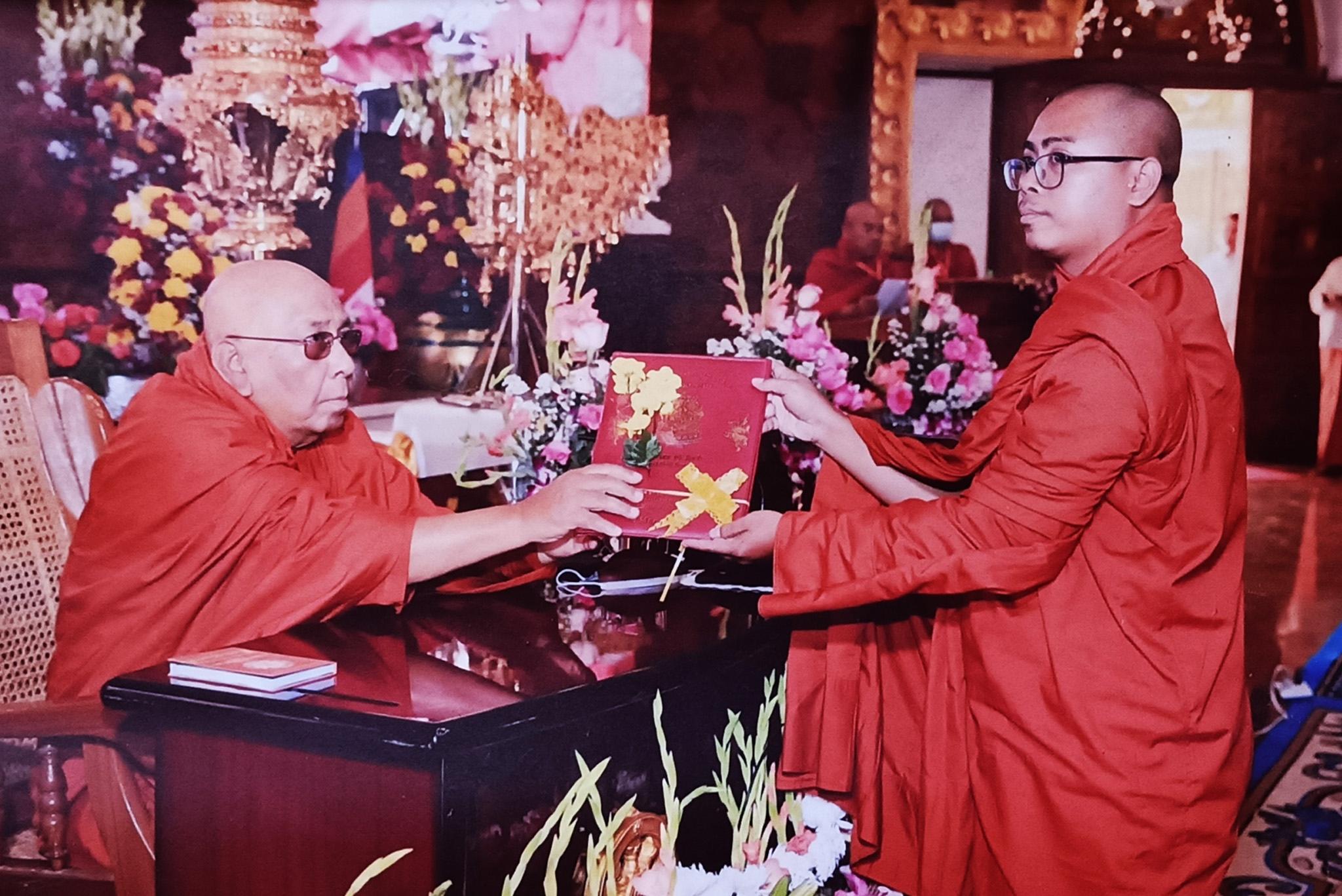 သီတဂူဆရာတော်ကြီးမှ M.A ဘွဲ့လက်မှတ် ပေးအပ်နေစဉ်
